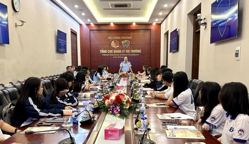 Tổng cục Quản lý thị trường phối hợp với Viện Thương mại và Kinh tế Quốc tế - Trường Đại học kinh tế Quốc dân tổ chức Chương trình thực tế cho 24 sinh viên khóa đầu tiên lớp Quản lý thị trường Chương trình POHE, Khóa 63 ngay tại trụ sở Tổng cục Tổng cục Quản lý thị trường phối hợp với Viện Thương mại và Kinh tế Quốc tế - Trường Đại học kinh tế Quốc dân tổ chức Chương trình thực tế cho 24 sinh viên khóa đầu tiên lớp Quản lý thị trường Chương trình POHE, Khóa 63 ngay tại trụ sở Tổng cục