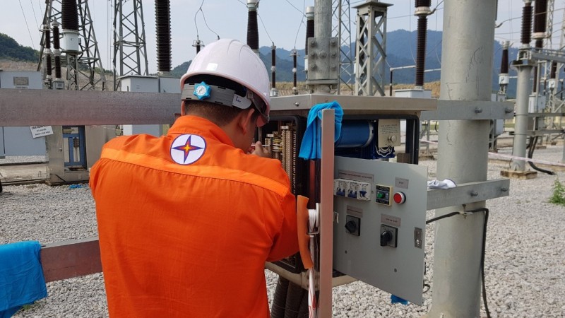 Cán bộ kỹ thuật kiểm tra các mục chi tiết bảo dưỡng dao cách ly H4 Cán bộ kỹ thuật kiểm tra các mục chi tiết bảo dưỡng dao cách ly H4