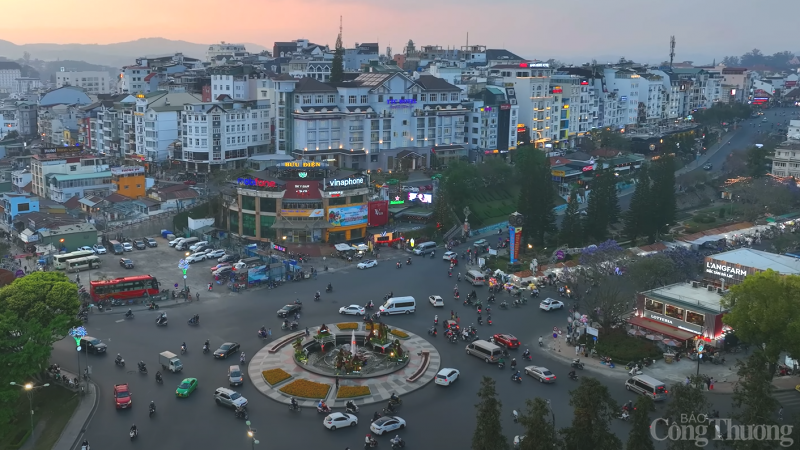 Lâm Đồng tính đấu giá “đất vàng” Đà Lạt lấy vốn làm cao tốc. Lâm Đồng tính đấu giá “đất vàng” Đà Lạt lấy vốn làm cao tốc.