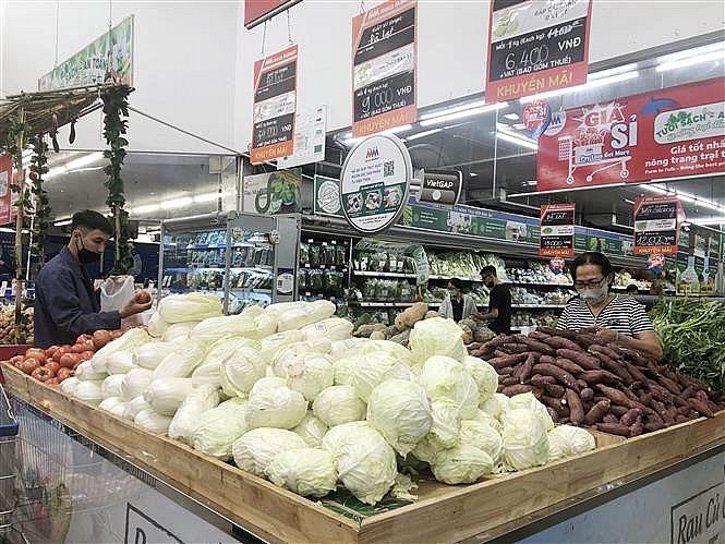 Việc giảm 2% thuế VAT sẽ giúp giá bán hàng hóa dịch vụ giảm, kích thích tiêu dùng, giúp doanh nghiệp bán được nhiều hàng hơn. Ảnh: TTXVN