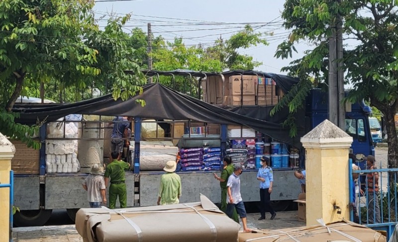 Cơ quan chức năng tỉnh Phú Yên kiểm tra xe ô tô 76C-049.13. Ảnh: CTV Cơ quan chức năng tỉnh Phú Yên kiểm tra xe ô tô 76C-049.13. Ảnh: CTV