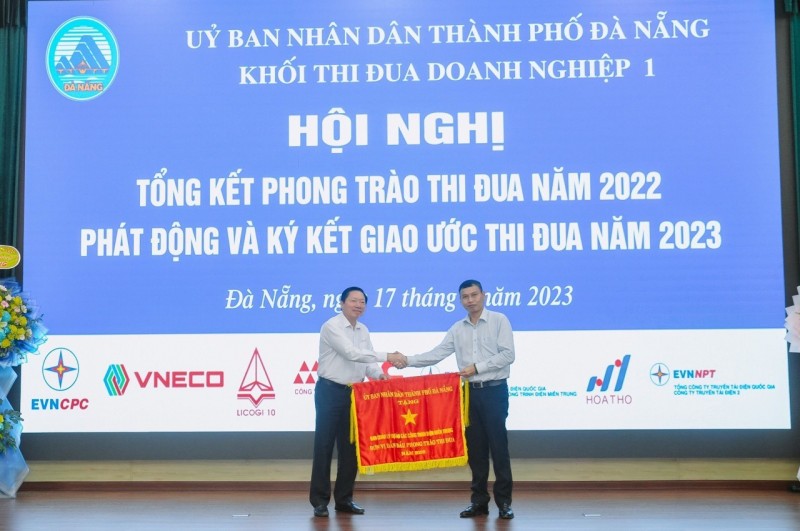 Ông Hồ Kỳ Minh – Phó Chủ tịch thường trực UBND Thành phố Đà Nẵng trao cờ thi đua xuất sắc dẫn đầu phong trào khối thi đua doanh nghiệp 1 cho Ban Quản lý dự án các công trình điện Miền Trung Ông Hồ Kỳ Minh – Phó Chủ tịch thường trực UBND Thành phố Đà Nẵng trao cờ thi đua xuất sắc dẫn đầu phong trào khối thi đua doanh nghiệp 1 cho Ban Quản lý dự án các công trình điện Miền Trung
