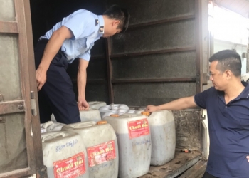 Quản lý thị trường Hưng Yên: Phát hiện 800 lít rượu chuối không được dán tem rượu sản xuất
