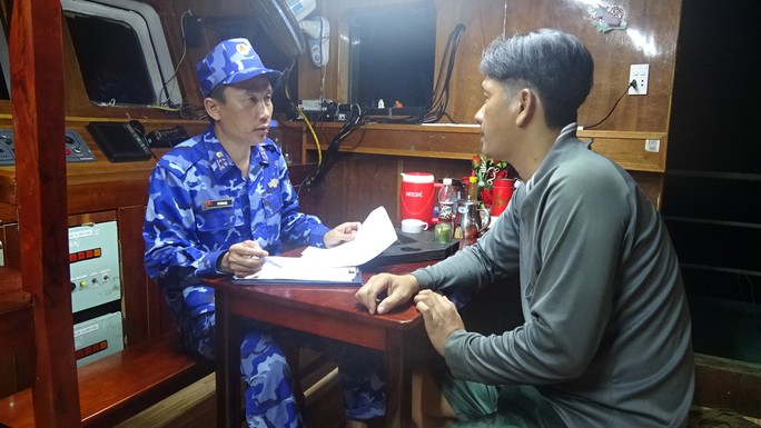 Vùng Cảnh sát biển 4 bắt giữ tàu vận chuyển trái phép 480.000 lít dầu - Ảnh 4.