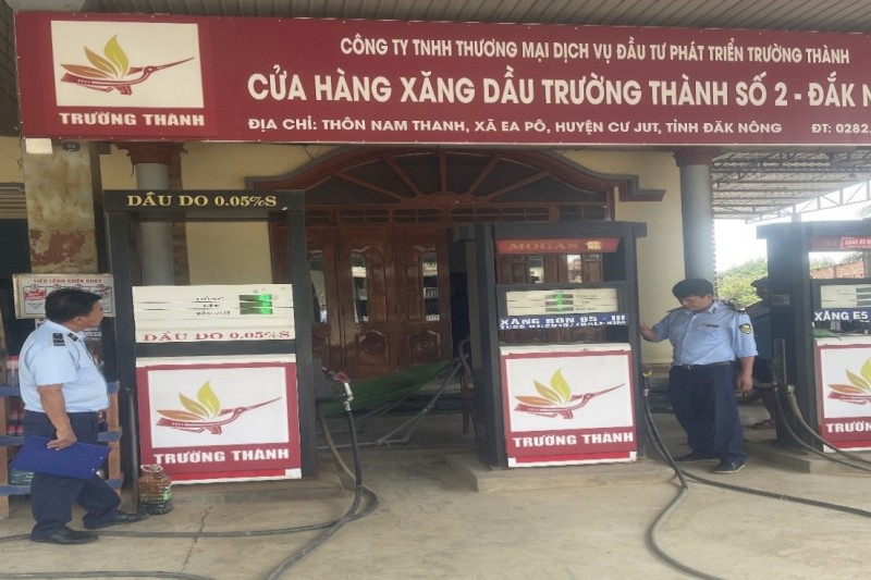Lực lượng quản lý thị trường tỉnh Đắk Nông kiểm tra Cửa hàng xăng dầu Trường Thành số 2 - Đắk Nông. Lực lượng quản lý thị trường tỉnh Đắk Nông kiểm tra Cửa hàng xăng dầu Trường Thành số 2 - Đắk Nông.