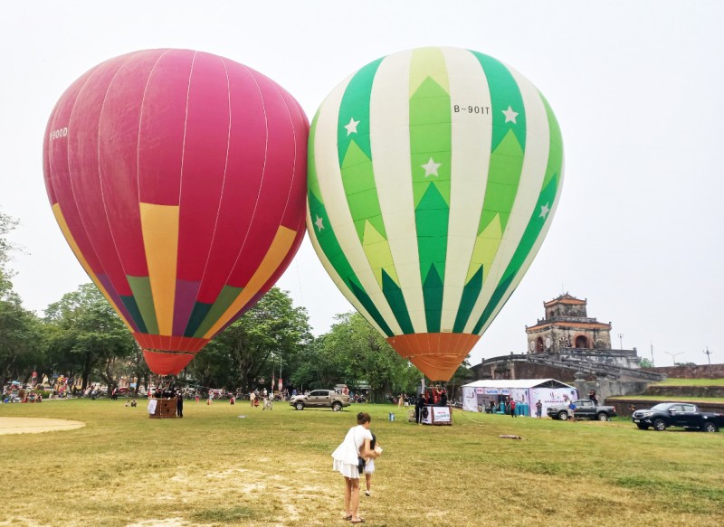 Thừa Thiên Huế: Hy hữu khinh khí cầu đáp xuống nghĩa trang