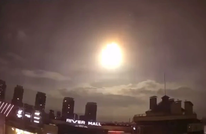 Bầu trời Kiev rực sáng bởi báo động phòng không. Bầu trời Kiev rực sáng bởi báo động phòng không.