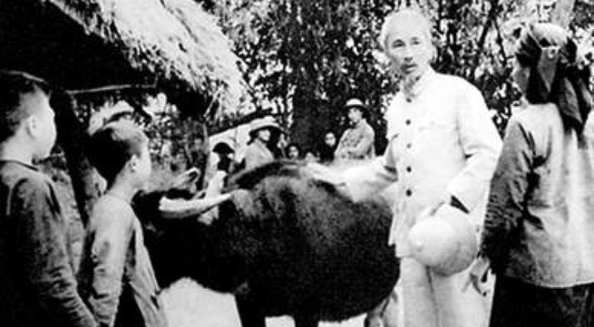 Bác Hồ đã phát động phong trào “Hũ gạo kháng chiến” và được toàn dân hưởng ứng nhiệt thành Bác Hồ đã phát động phong trào “Hũ gạo kháng chiến” và được toàn dân hưởng ứng nhiệt thành