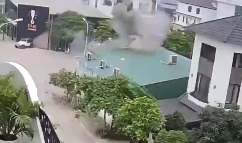 Hai thợ sửa thương vong do cục nóng điều hòa trên mái nhà phát nổ Hai thợ sửa thương vong do cục nóng điều hòa trên mái nhà phát nổ