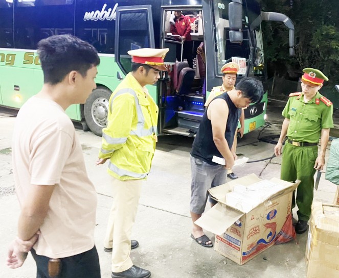 Thừa Thiên Huế: Bắt giữ gần 10.000 bao thuốc lá lậu trên xe ô tô khách