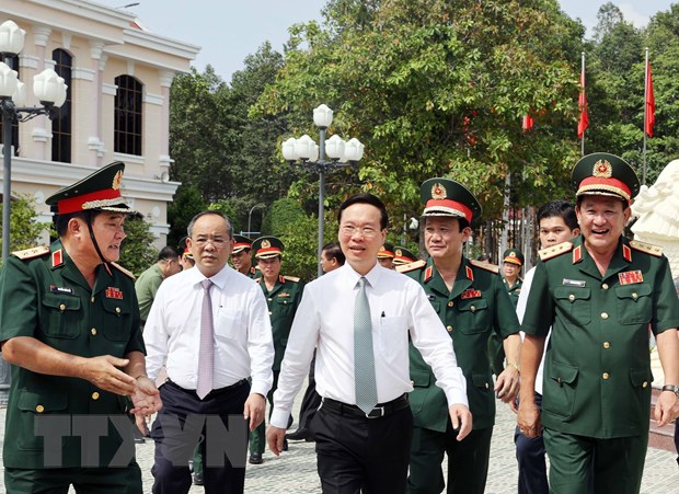 Chủ tịch nước Võ Văn Thưởng thăm và làm việc tại Quân khu 9 hình ảnh 2 Chu tich nuoc Vo Van Thuong tham va lam viec tai Quan khu 9 hinh anh 2