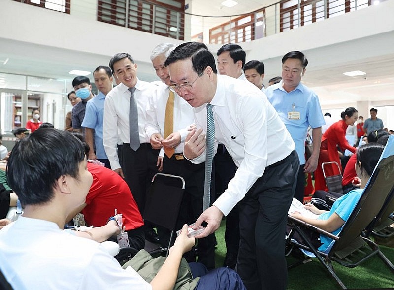 Chủ tịch nước Võ Văn Thưởng thăm, động viên những người tham gia hiến máu nhân đạo. Chủ tịch nước Võ Văn Thưởng thăm, động viên những người tham gia hiến máu nhân đạo.