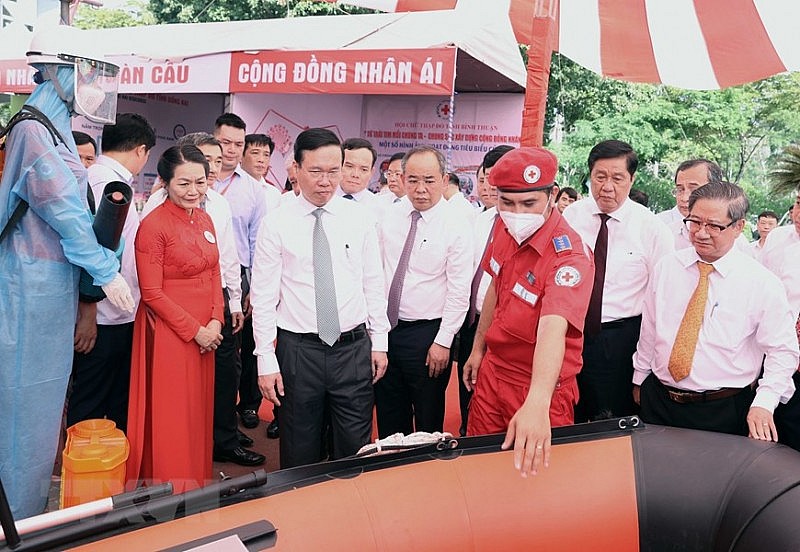 Chủ tịch nước Võ Văn Thưởng thăm khu trưng bày hoạt động cứu trợ nhân đạo. Chủ tịch nước Võ Văn Thưởng thăm khu trưng bày hoạt động cứu trợ nhân đạo.