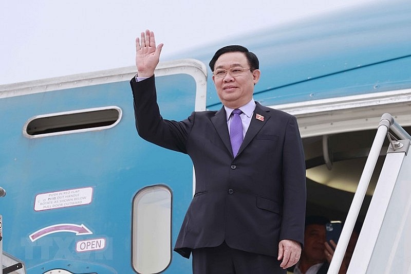 Chủ tịch Quốc hội Vương Đình Huệ vẫy tay chào đại biểu tại sân bay quốc tế Ministro Pistarini (Ezeiza Airport) thủ đô Buenos Aires (Argentina).