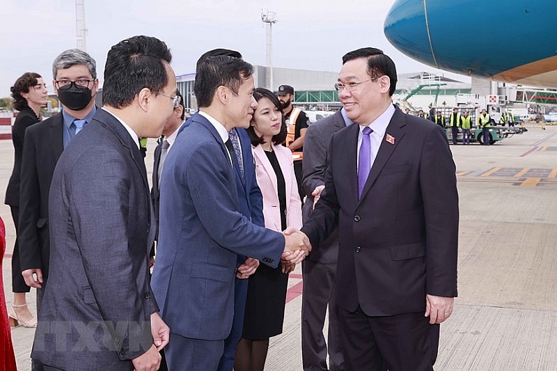 Lễ đón Chủ tịch Quốc hội Vương Đình Huệ tại sân bay quốc tế Ministro Pistarini (Ezeiza Airport) thủ đô Buenos Aires (Argentina).