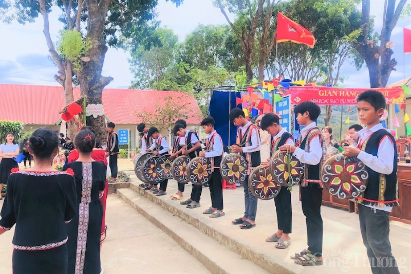 Đưa cồng chiêng vào giảng dạy để giữ gìn giá trị văn hóa của đồng bào dân tộc thiểu số Đưa cồng chiêng vào giảng dạy để giữ gìn giá trị văn hóa của đồng bào dân tộc thiểu số