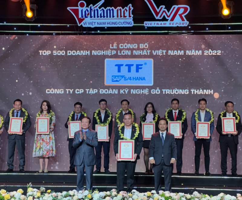 Ông Bùi Thành Đạt - Giám đốc nhà máy TTF Hospitality tại lễ trao giải 500 doanh nghiệp tư nhân lớn nhất Việt Nam ngày 5/1 tại khách sạn Intercontinental Landmark 72, Hà Nội. Ảnh: TTF Ông Bùi Thành Đạt - Giám đốc nhà máy TTF Hospitality tại lễ trao giải 500 doanh nghiệp tư nhân lớn nhất Việt Nam ngày 5/1 tại khách sạn Intercontinental Landmark 72, Hà Nội. Ảnh: TTF