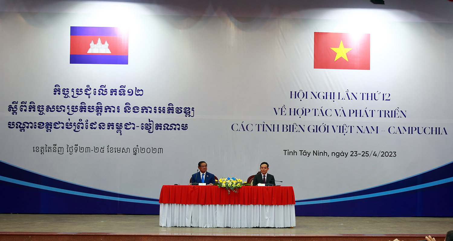 Việt Nam, Campuchia nhất trí thúc đẩy kết nối cửa khẩu với các trung tâm kinh tế lớn - Ảnh 1. Việt Nam, Campuchia nhất trí thúc đẩy kết nối cửa khẩu với các trung tâm kinh tế lớn - Ảnh 1.