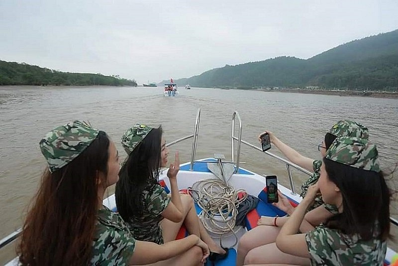 Cầu cảng Hải Tiến xứ Thanh trở thành điểm check in của hàng ngàn du khách Cầu cảng Hải Tiến xứ Thanh trở thành điểm check in của hàng ngàn du khách