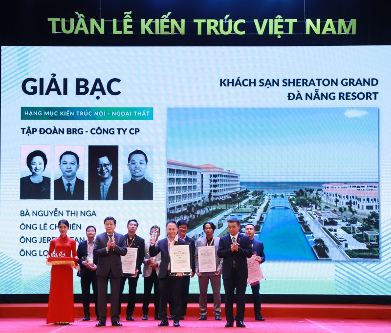 Đại diện Tập đoàn BRG nhận giải thưởng “Kiến trúc nội – ngoại thất” cho tổ hợp Khách sạn Sheraton Grand Đà Nẵng Resort Đại diện Tập đoàn BRG nhận giải thưởng “Kiến trúc nội – ngoại thất” cho tổ hợp Khách sạn Sheraton Grand Đà Nẵng Resort