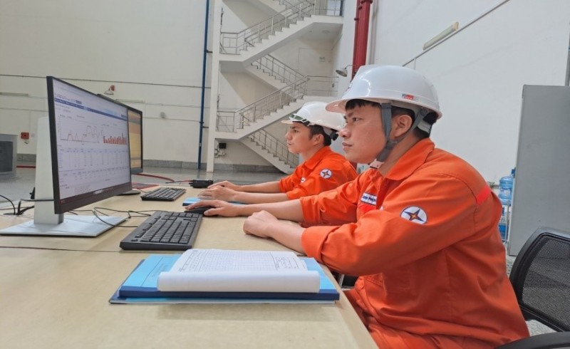 Nhân viên vận hành giám sát số liệu từ máy tính giám sát Nhân viên vận hành giám sát số liệu từ máy tính giám sát