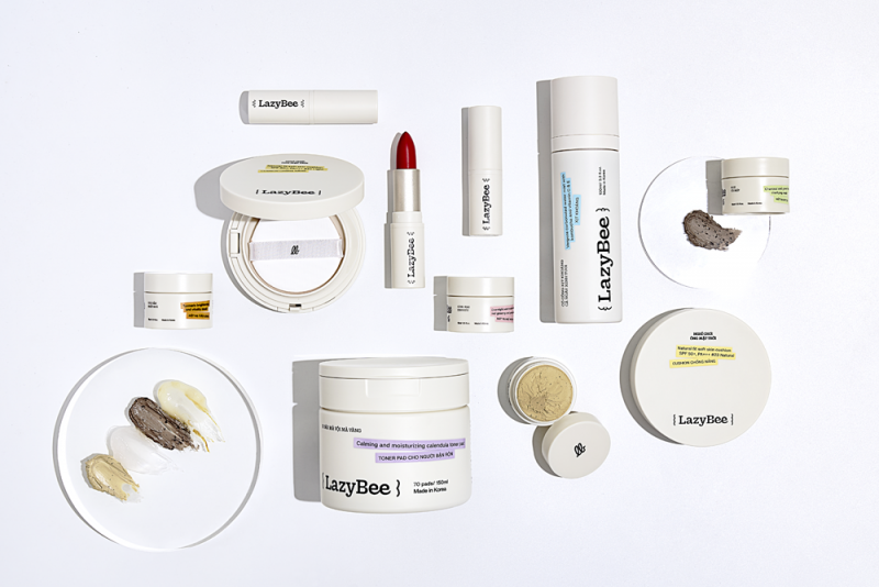 Như tên gọi được dịch sang nghĩa tiếng Việt là “chú ong lười”, Lazy Bee tượng trưng cho sự thảnh thơi cần thiết của những người trẻ luôn bận rộn, chăm chỉ, và không ngừng cố gắng để có được một cuộc sống hạnh phúc và tốt đẹp Như tên gọi được dịch sang nghĩa tiếng Việt là “chú ong lười”, Lazy Bee tượng trưng cho sự thảnh thơi cần thiết của những người trẻ luôn bận rộn, chăm chỉ, và không ngừng cố gắng để có được một cuộc sống hạnh phúc và tốt đẹp