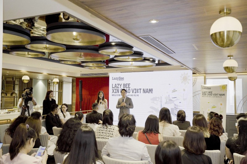 Ông Jinwoo Song cho biết, Lazy Bee là thương hiệu mỹ phẩm dành cho người Việt được nghiên cứu, phát triển và sản xuất tại Hàn Quốc, áp dụng những công nghệ tiên tiến và quy trình kiểm nghiệm đạt chuẩn quốc tế Ông Jinwoo Song cho biết, Lazy Bee là thương hiệu mỹ phẩm dành cho người Việt được nghiên cứu, phát triển và sản xuất tại Hàn Quốc, áp dụng những công nghệ tiên tiến và quy trình kiểm nghiệm đạt chuẩn quốc tế
