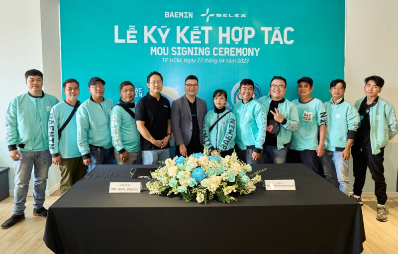 Thông qua lần hợp tác này với SELEX, BAEMIN mong muốn hỗ trợ tài xế chuyển sang xe máy điện từ phương tiện xe xăng truyền thống, góp phần giúp họ tiết kiệm chi phí trong quá trình vận chuyển đơn hàng Thông qua lần hợp tác này với SELEX, BAEMIN mong muốn hỗ trợ tài xế chuyển sang xe máy điện từ phương tiện xe xăng truyền thống, góp phần giúp họ tiết kiệm chi phí trong quá trình vận chuyển đơn hàng