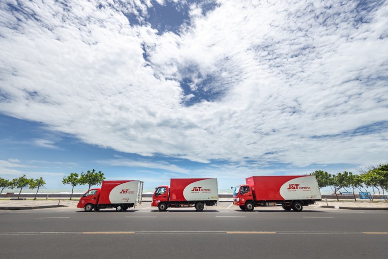 Bằng kinh nghiệm, sự tận tâm và tinh thần “Vận chuyển khó, có J&T lo”, các sản phẩm thủ công mỹ nghệ với thiết kế kinh xảo, nhiều sản phẩm độc đáo được tạo hình ấn tượng có giá trị nghệ thuật của nghệ nhân từ khắp mọi miền đất nước sẽ được “đội quân” áo đ