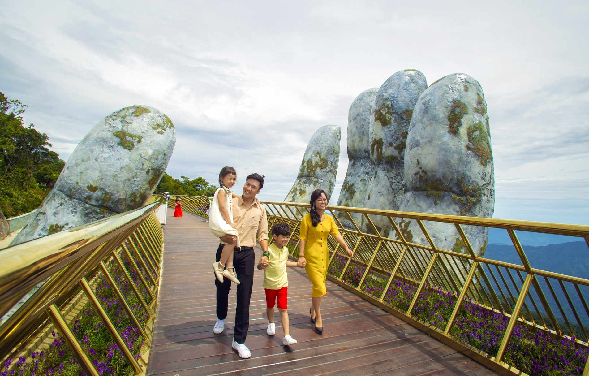 Du kh&amp;aacute;ch tại Cầu V&amp;agrave;ng của Ba Na Hills (Đ&amp;agrave; Nẵng). Ảnh: Ho&amp;agrave;i Nam
