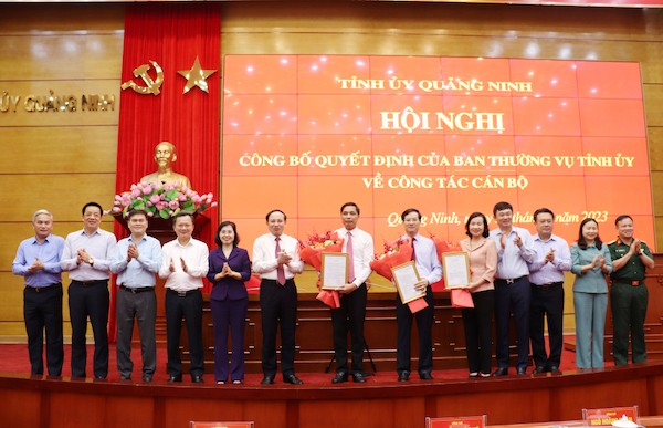 Ban Thường vụ Tỉnh ủy Quảng Ninh tặng hoa chúc mừng ông Vũ Văn Diện, ông Vũ Quyết Tiến và bà Bùi Thúy Phượng nhận nhiệm vụ mới. Ban Thường vụ Tỉnh ủy Quảng Ninh tặng hoa chúc mừng ông Vũ Văn Diện, ông Vũ Quyết Tiến và bà Bùi Thúy Phượng nhận nhiệm vụ mới.