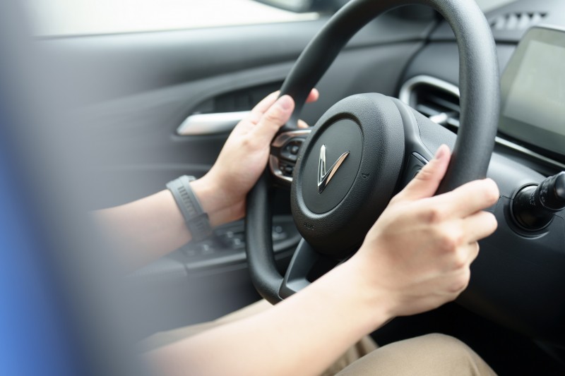 Vô-lăng D-cut thể thao cùng logo Vinfast sang trọng. Vô-lăng D-cut thể thao cùng logo Vinfast sang trọng.