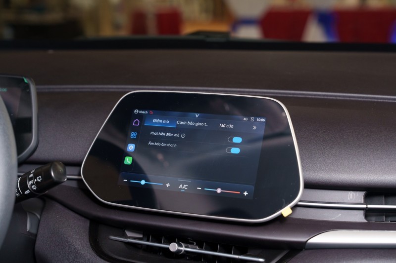 Điều khiển xe bằng màn hình, giọng nói và đồng bộ tối ưu với điện thoại cũng như hỗ trợ trợ lý ảo từ xa. Điều khiển xe bằng màn hình, giọng nói và đồng bộ tối ưu với điện thoại cũng như hỗ trợ trợ lý ảo từ xa.