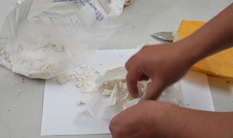 Công an tỉnh Sơn La bắt giữ thành công nữ quái Tráng Thị Gia cùng tang vật 3 bánh heroin Công an tỉnh Sơn La bắt giữ thành công nữ quái Tráng Thị Gia cùng tang vật 3 bánh heroin