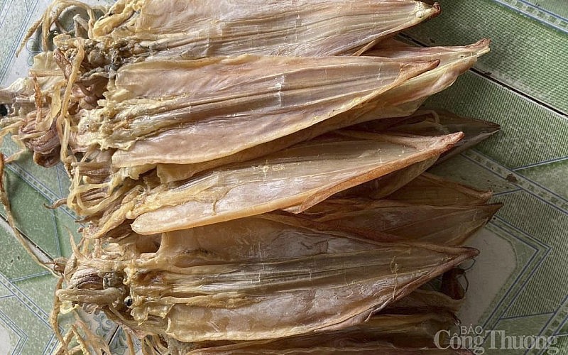 Đặc sản mực khô ở khu chợ hải sản này cũng được lòng du khách Đặc sản mực khô ở khu chợ hải sản này cũng được lòng du khách