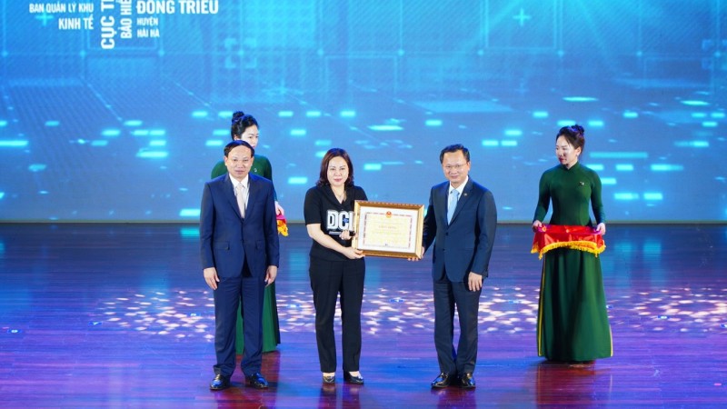 Lãnh đạo Sở Công Thương tỉnh Quảng Ninh nhận biểu trưng và bằng khen của tỉnh Quảng Ninh Lãnh đạo Sở Công Thương tỉnh Quảng Ninh nhận biểu trưng và bằng khen của tỉnh Quảng Ninh