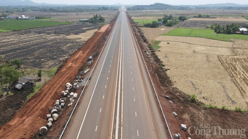 Ngắm tuyến cao tốc Phan Thiết - Dầu Giây trước ngày thông xe