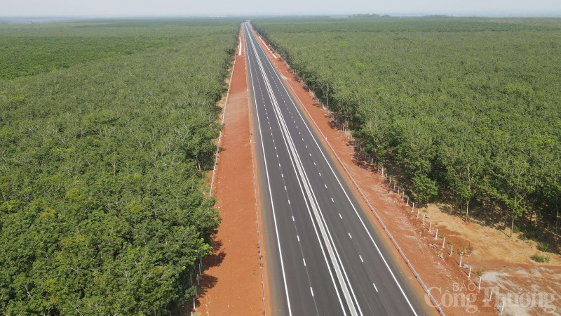 Ngắm tuyến cao tốc Phan Thiết - Dầu Giây trước ngày thông xe