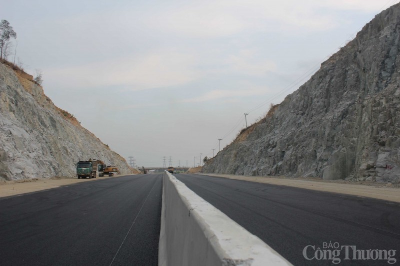 Ngắm tuyến cao tốc Phan Thiết - Dầu Giây trước ngày thông xe