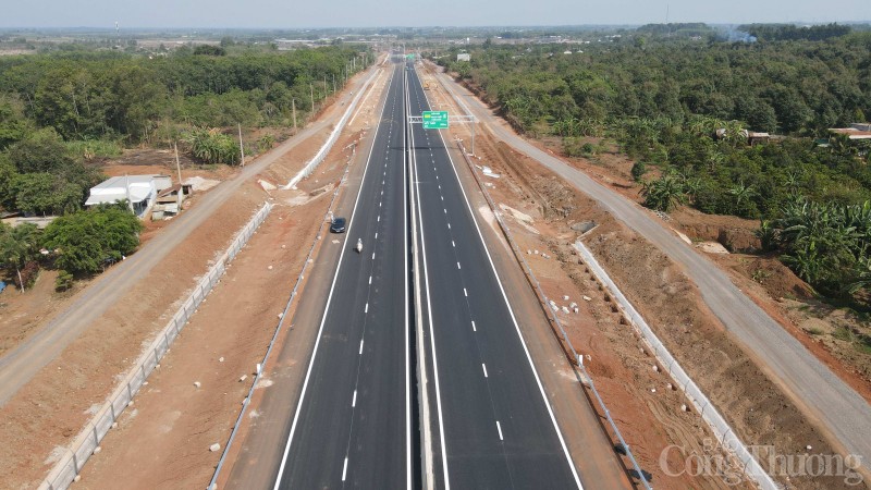 Ngắm tuyến cao tốc Phan Thiết - Dầu Giây trước ngày thông xe