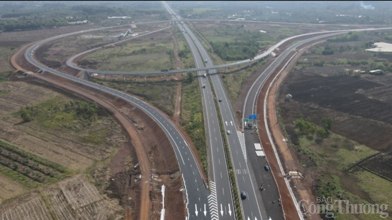 Ngắm tuyến cao tốc Phan Thiết - Dầu Giây trước ngày thông xe
