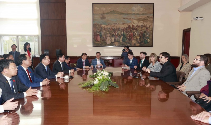 Chủ tịch Quốc hội tiếp Quyền thị trưởng thành phố Montevideo