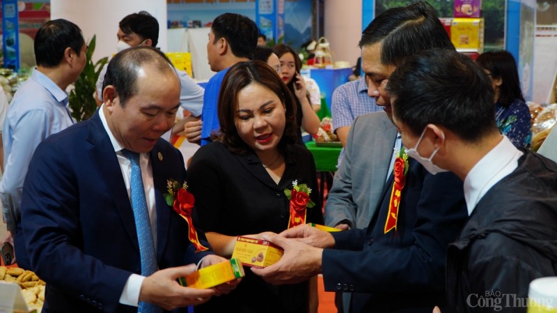 Việc tổ chức Hội chợ OCOP Quảng Ninh - Hè 2023 theo hướng hiện đại, hấp dẫn, gắn quảng bá xúc tiến sản phẩm OCOP với sản phẩm du lịch của tỉnh, tiếp tục góp phần đưa chương trình OCOP trên địa bàn tỉnh đi vào chiều sâu, nâng cao thu nhập cho người dân, đồ