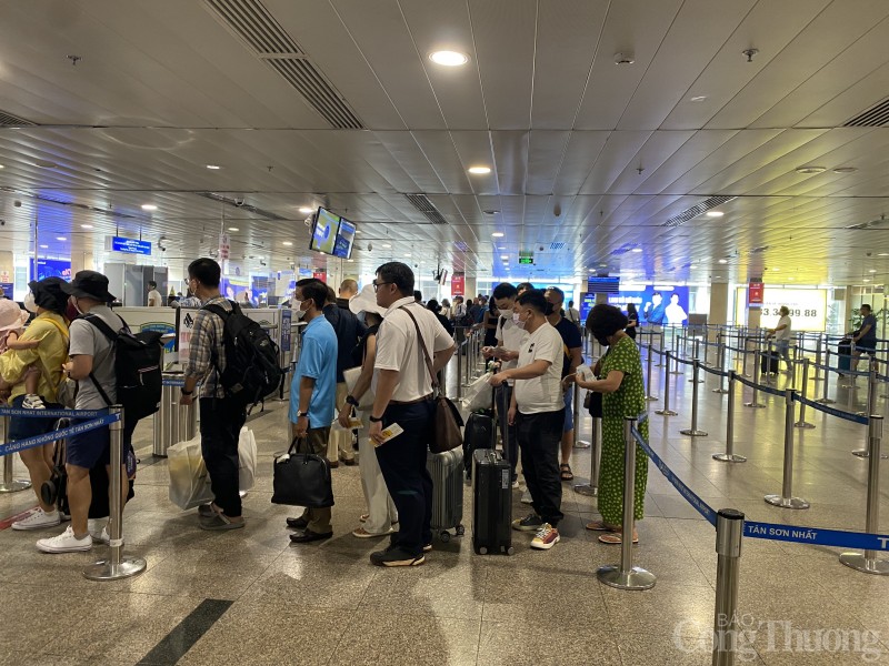 TP. Hồ Chí Minh: Bến xe, sân bay ùn ứ khi người dân đổ về quê nghỉ lễ