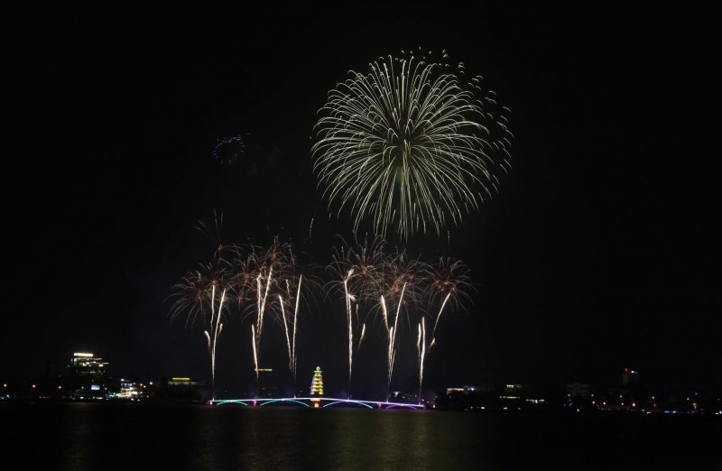 Mãn nhãn với màn bắn pháo hoa tầm cao trước ngày Giỗ Tổ Hùng Vương Mãn nhãn với màn bắn pháo hoa tầm cao trước ngày Giỗ Tổ Hùng Vương