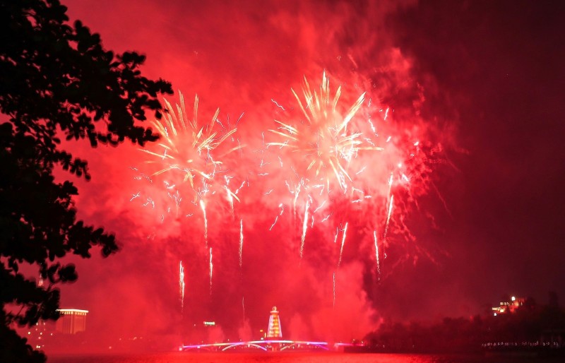 Mãn nhãn với màn bắn pháo hoa tầm cao trước ngày Giỗ Tổ Hùng Vương Mãn nhãn với màn bắn pháo hoa tầm cao trước ngày Giỗ Tổ Hùng Vương