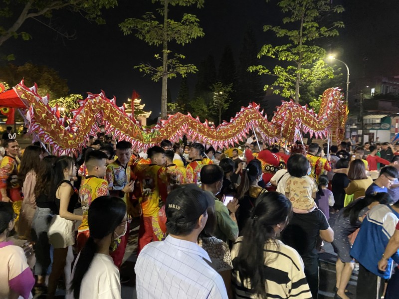 Hải Dương: Phố đi bộ - chợ đêm Bạch Đằng tập nập ngày đầu khai trương Hải Dương: Phố đi bộ - chợ đêm Bạch Đằng tập nập ngày đầu khai trương