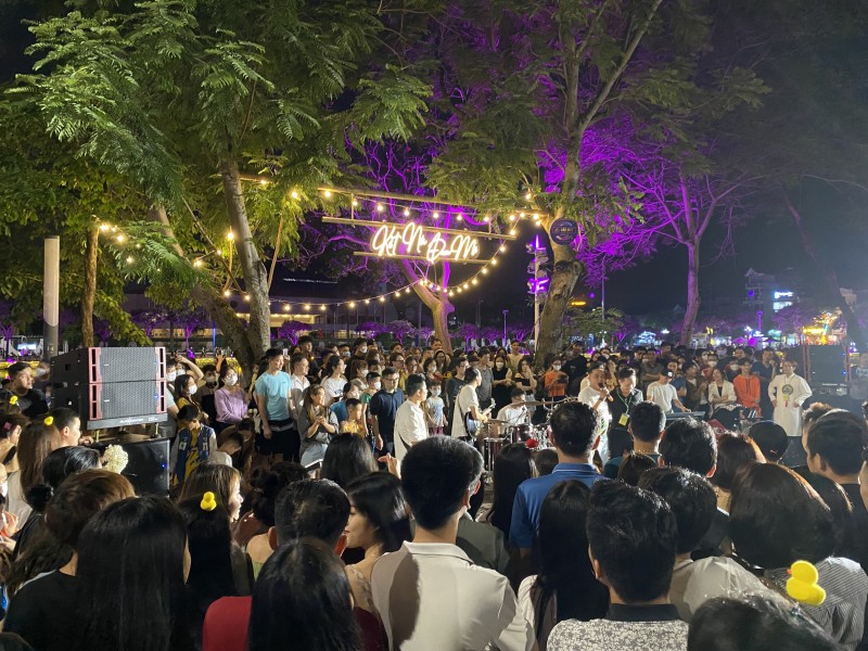 Hải Dương: Phố đi bộ - chợ đêm Bạch Đằng tập nập ngày đầu khai trương Hải Dương: Phố đi bộ - chợ đêm Bạch Đằng tập nập ngày đầu khai trương