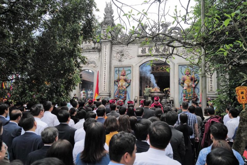 Thành kính Lễ dâng hương tưởng nhớ các Vua Hùng Thành kính Lễ dâng hương tưởng nhớ các Vua Hùng