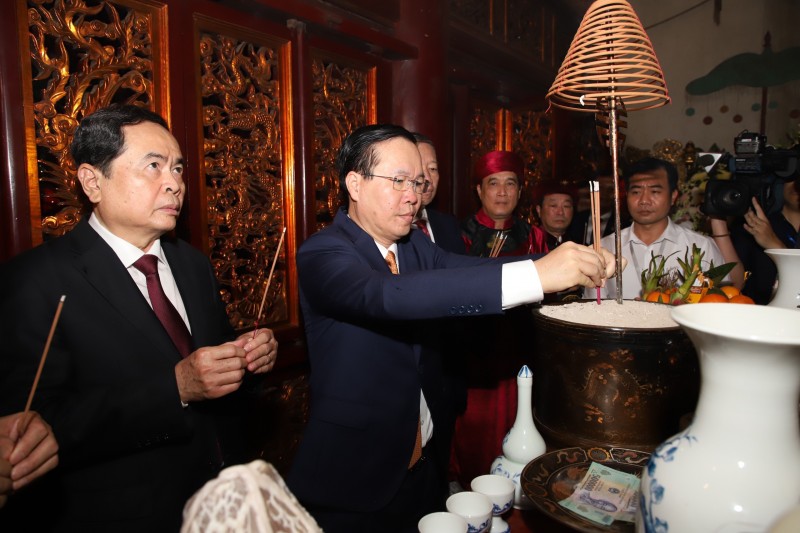 Thành kính Lễ dâng hương tưởng nhớ các Vua Hùng Thành kính Lễ dâng hương tưởng nhớ các Vua Hùng